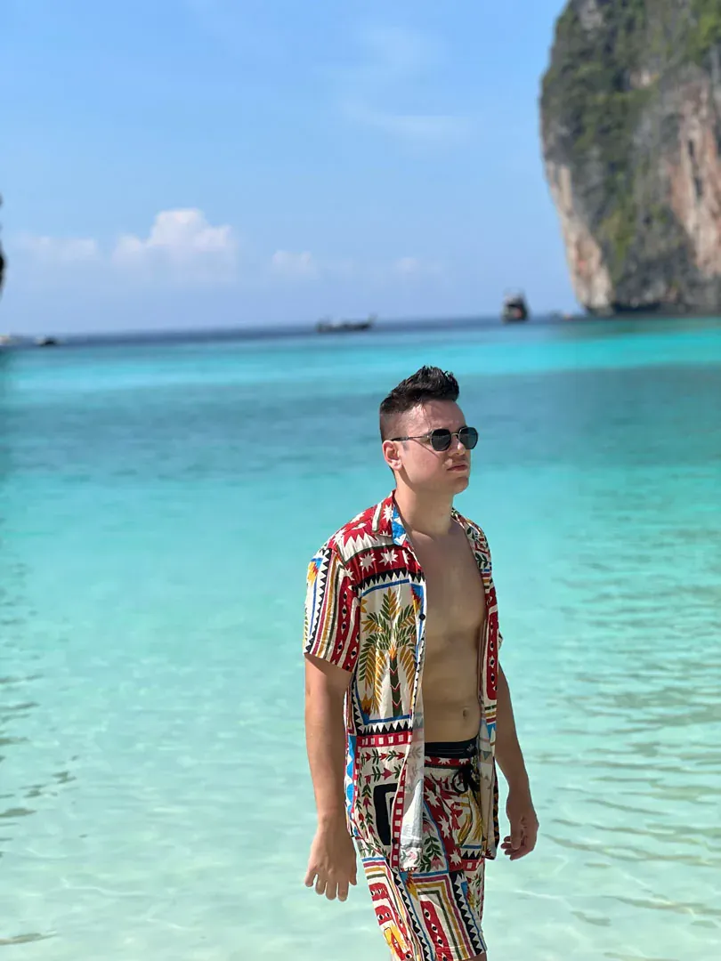 Valdemir Sonni na praia de Phi Phi, Tailândia